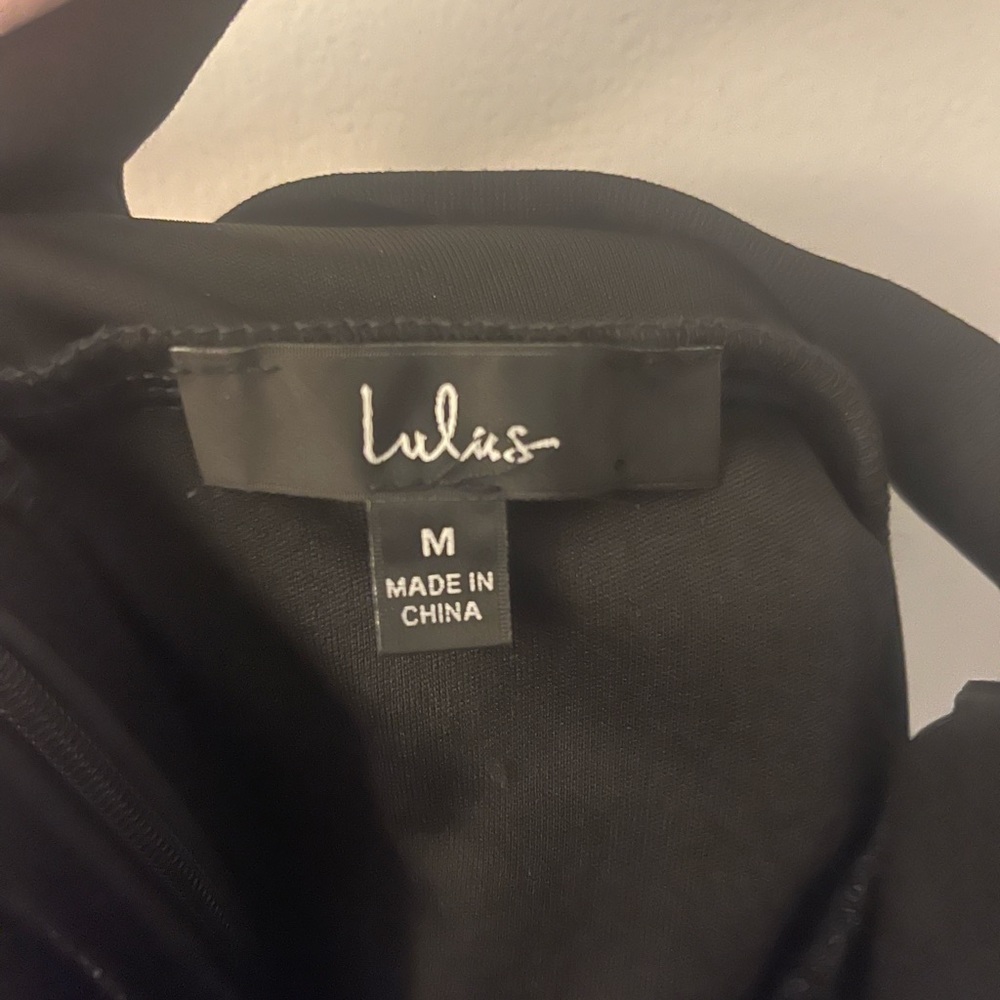 Lulus little Black dress, v-neck, scrappy back, size medium - Picture 4 of 6